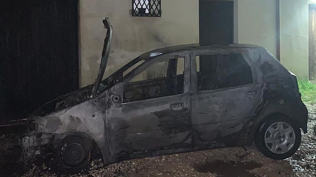 A fuoco auto dei volontari