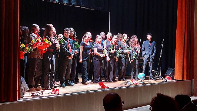 Educazione civica e solidarietà in uno spettacolo degli studenti del 