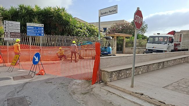 Paceco. In corso la pulizia di tombini e canali di scolo