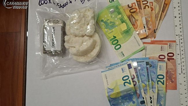  In auto con 200 grammi di hashish e 100 di crack: 19enne in manette ad Alcamo 