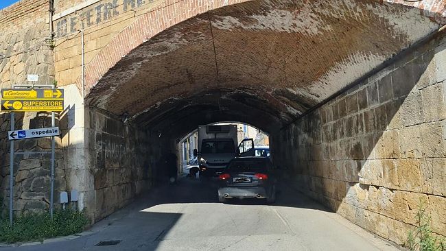 Camion rimane incastrato sotto il ponte della ferrovia, danni e traffico in tilt