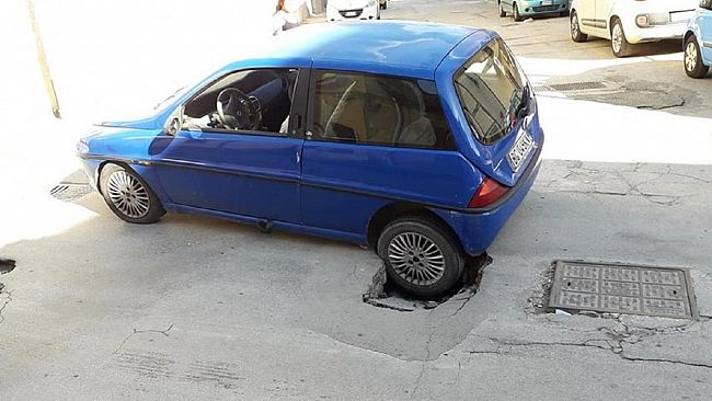 Castelvetrano, si apre una piccola voragine, auto vi finisce dentro. Illesa la donna alla guida