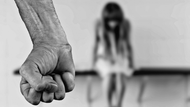 Donna picchiata e trascinata con forza all’interno dell’auto dal compagno