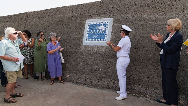 Pantelleria, scoperta la targa al porto Scauri intitolata ad Alma Dal Col
