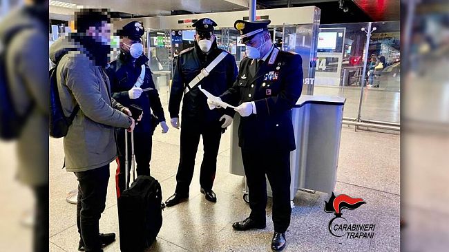 Rientra illegalmente in Italia e va in aeroporto a prendere un aereo: arrestato