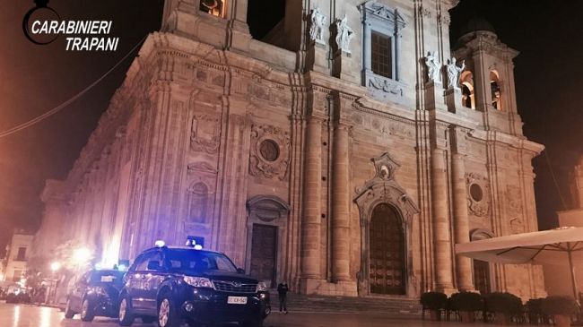 Marsala, rissa in piazza del popolo: ferisce due uomini e ne borseggia uno. 39enne identificata dai Carabinieri