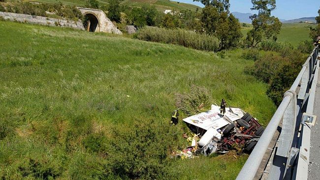 A29, camion ortofrutta finisce fuori strada: paura per un uomo 