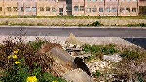 Una discarica di eternit di fronte al plesso “Rizzo-Marino” di via Bessarione. Dove sta la notizia?