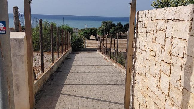 Cancello rimosso ad Alcamo marina: La Vardera esulta e ringrazia (anche) il sindaco Surdi. Storia chiusa?