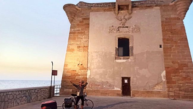 Il giro d'Italia in bici, lo youtuber Miliomillemiglia è arrivato a Trapani