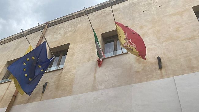Mazara, bandiere a mezz'asta in memoria dei 3 carabinieri scomparsi nella tragedia di Castel D'Azzano