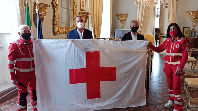 Trapani, a Palazzo D'Alì sventola la bandiera della Croce Rossa 