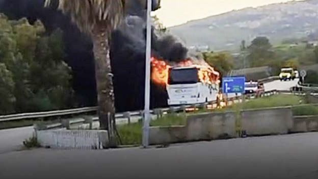Pullman in fiamme sulla Statale 188: fumo e paura nel tratto tra Gibellina e Salemi
