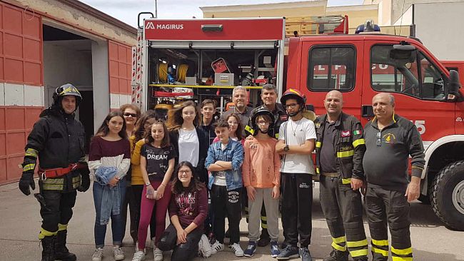 video-studenti-della-pirandello-in-visita-alla-sede-dei-vigili-del-fuoco