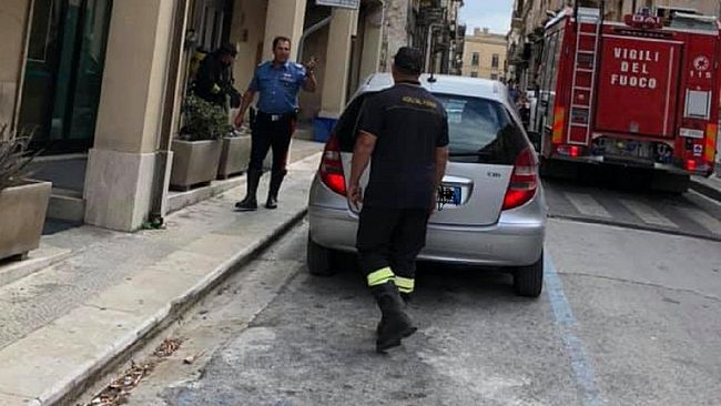 Vigili del fuoco in azione per domare un incendio in un deposito della filiale della Carige a Castelvetrano