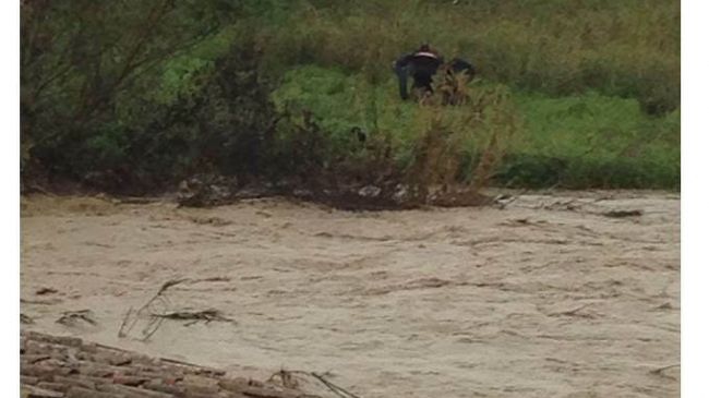 Anziano rischia di annegare nel fiume Modione. Salvato dai Carabinieri