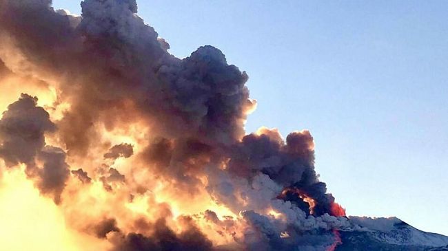 L'Etna erutta, chiuso l'aeroporto di Catania. Voli dirottati a Trapani
