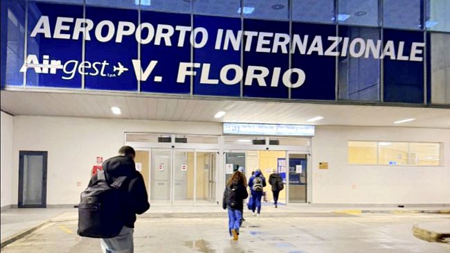 Aeroporto Vincenzo Florio, notte di emergenza tra coperte termiche, bus sostitutivi e forti disagi 