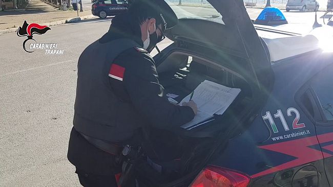 Trapani: lancia braccialetto antistalking contro i carabinieri. Arrestato 25enne