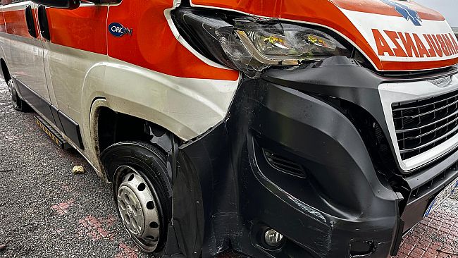 Maltempo nel Messinese, ambulanza del 118 investita da un'onda e danneggiata durante un soccorso