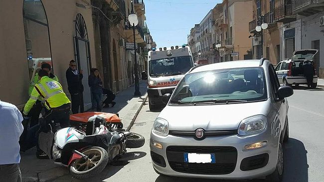 Mazara, incidente in corso Vittorio Veneto. Ferito un motociclista