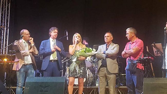 Campobello, La potente voce di Lisa conquista la piazza di Tre Fontane, tantissime le persone che hanno applaudito l’artista