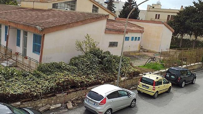 I lettori segnalano che il  forte vento ha sradicato la ringhiera della scuola e sollecitano un intervento comunale