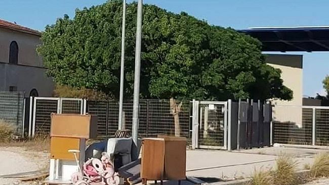 Triscina, a pochi metri dall’ingresso “chiuso” del parco Archeologico di Selinunte, rifiuti ingombranti