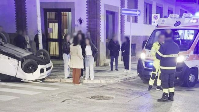 Marsala: scontro violento all'incrocio tra un'utilitaria e una minivettura, ferita una giovane