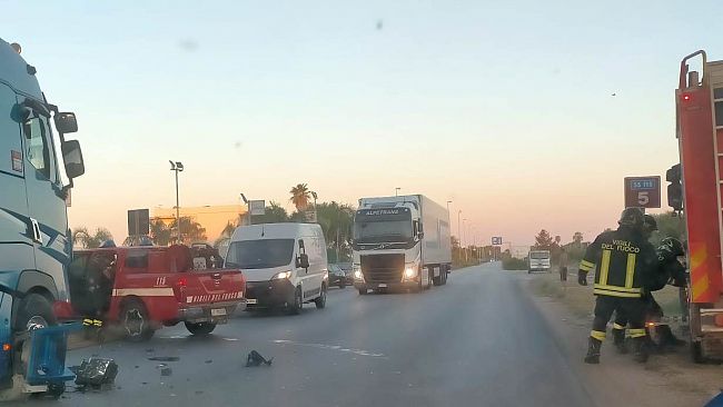 Terribile incidente frontale sulla SS115: auto si accartoccia. Tre feriti, uno in gravi condizioni