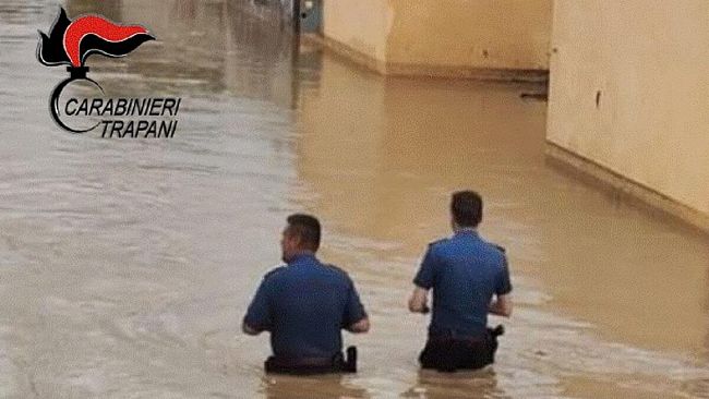 Carabinieri si buttano tra il fango e l'acqua per salvare cittadini intrappolati