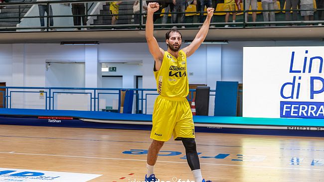 Basket, la Virtus Trapani rimonta il Cus Palermo e centra la quarta vittoria consecutiva
