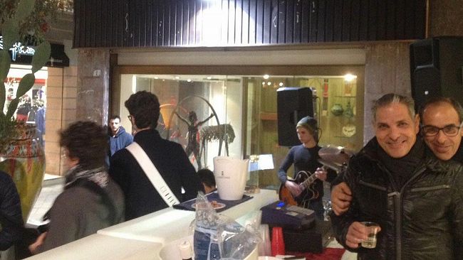 VIDEO – Pasqua fra i vicoli mazaresi con la “kermesse revolution” dei giovani artigiani