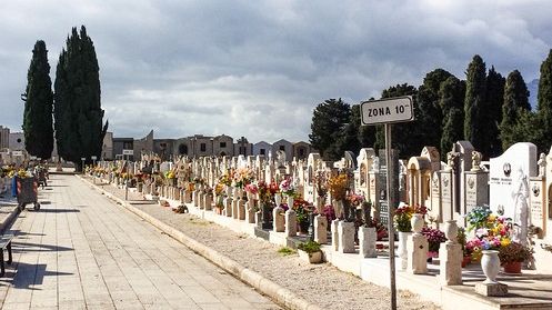 Vandali in azione al cimitero comunale di Alcamo