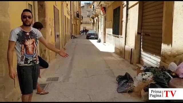 VIDEO – Centro storico pieno di immondizia. Ed i turisti?