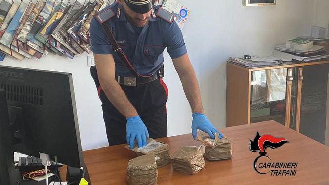 Castellammare: ancora panetti di hashish spiaggiati. Intervengono i carabinieri 