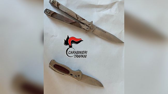Mazara, non si ferma all'Alt senza patente e con un coltello: arrestato