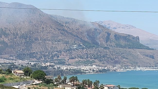 (AGGIORNAMENTO) Incendi a Castellammare, spenti due roghi su tre