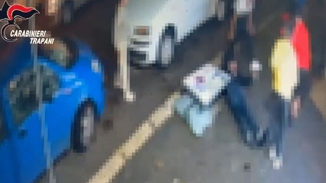 (VIDEO) Sangue e bastonate ad Alcamo: il video della violenza, giovane in prognosi riservata