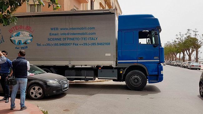 VIDEO – Mazara, grosso ingorgo sul lungomare a causa auto posteggiata quasi all’incrocio con via Rapisardi