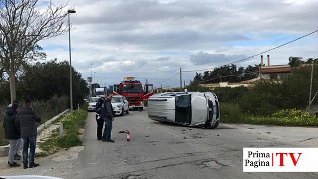 VIDEO – Mazara, incidente sulla Ss115, auto si ribalta