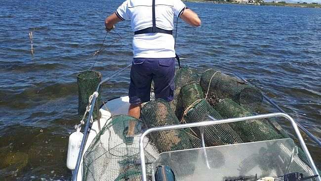 Marsala: Giro di vite sulla pesca illegale nelle acque dello Stagnone: la Guardia Costiera sequestra 24 nasse
