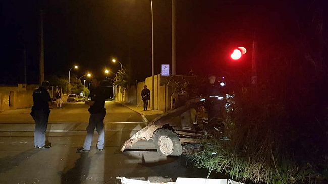 VIDEO – Mazara, treno contro carrello agricolo al passaggio a livello di viale Africa
