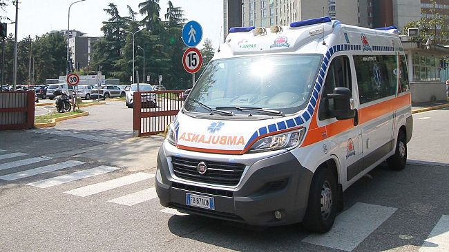 Chiude il cancello di casa e l'auto lo travolge, morto sul colpo