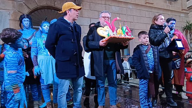 La pioggia non ferma il Carnevale alle Egadi, ieri il gran finale in piazza Europa
