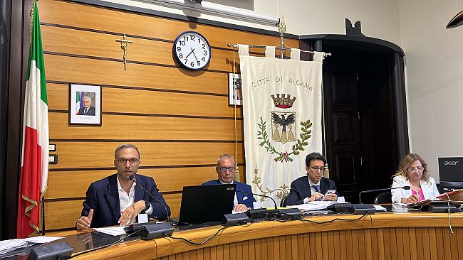 Alcamo, il Consiglio comunale approva una variazione di bilancio di 9 milioni di euro