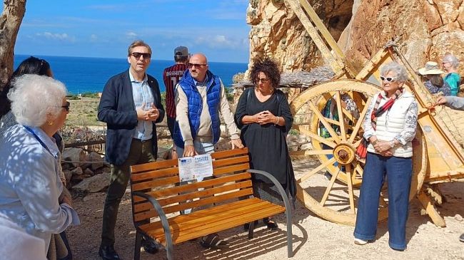 ​Custonaci, collocata “Panchina dell’Armonia” nella Grotta Mangiapane