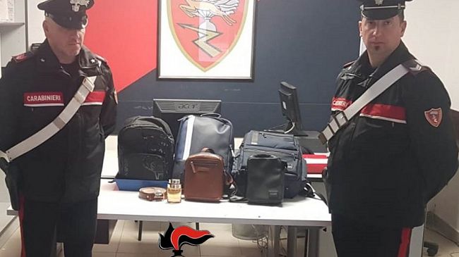 Ruba borse e profumi da un’attivita’commerciale in pieno centro, denunciato 