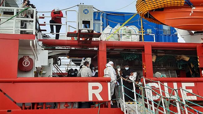 Trapani, sbarcati al porto 114 migranti