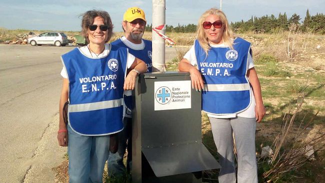 Collocati dall’Enpa  due distributori di croccantini per cani randagi